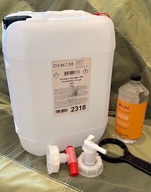 Shows a 20 L Manufacturer's Container with lid; a 1 liter manufacturer's bottle; a low-flow spout; a high-flow spout and a container key.